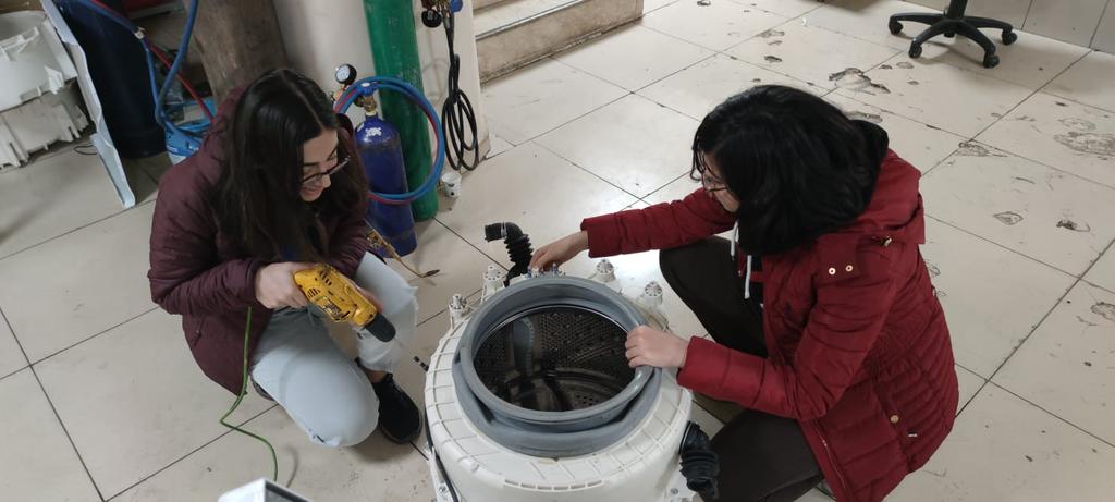 Team_Delavo's tweet photo. Our product "ECaundry" is developed to prevent waste of water caused by usage of washing machines. Our goal is to save 7000 liters of water in 6 months with ECaundry. 
Our pototype: https://t.co/oyLOem0xtX