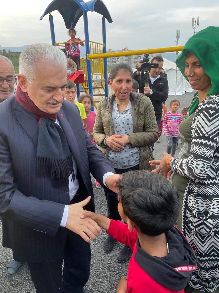 BY's tweet photo. 📍Hatay’dayız.

Topal Dursun Konteyner Kenti’nde hemşehrilerimizi ziyaret ettik.

Birbirimize sımsıkı sarılıp, tüm yaralarımızı saracağız. https://t.co/glBPZ1PqlA
