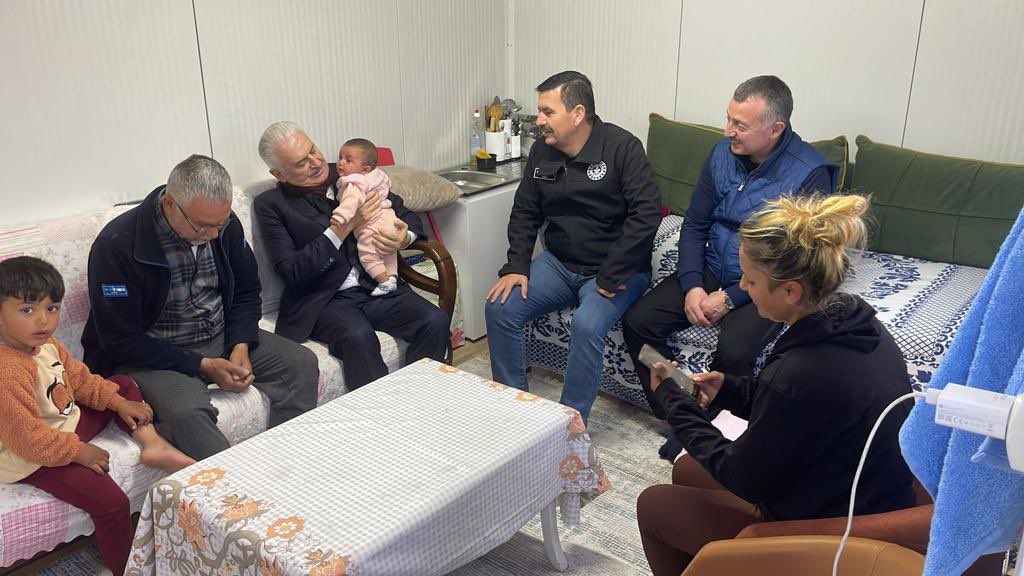 BY's tweet photo. 📍Hatay’dayız.

Topal Dursun Konteyner Kenti’nde hemşehrilerimizi ziyaret ettik.

Birbirimize sımsıkı sarılıp, tüm yaralarımızı saracağız. https://t.co/glBPZ1PqlA