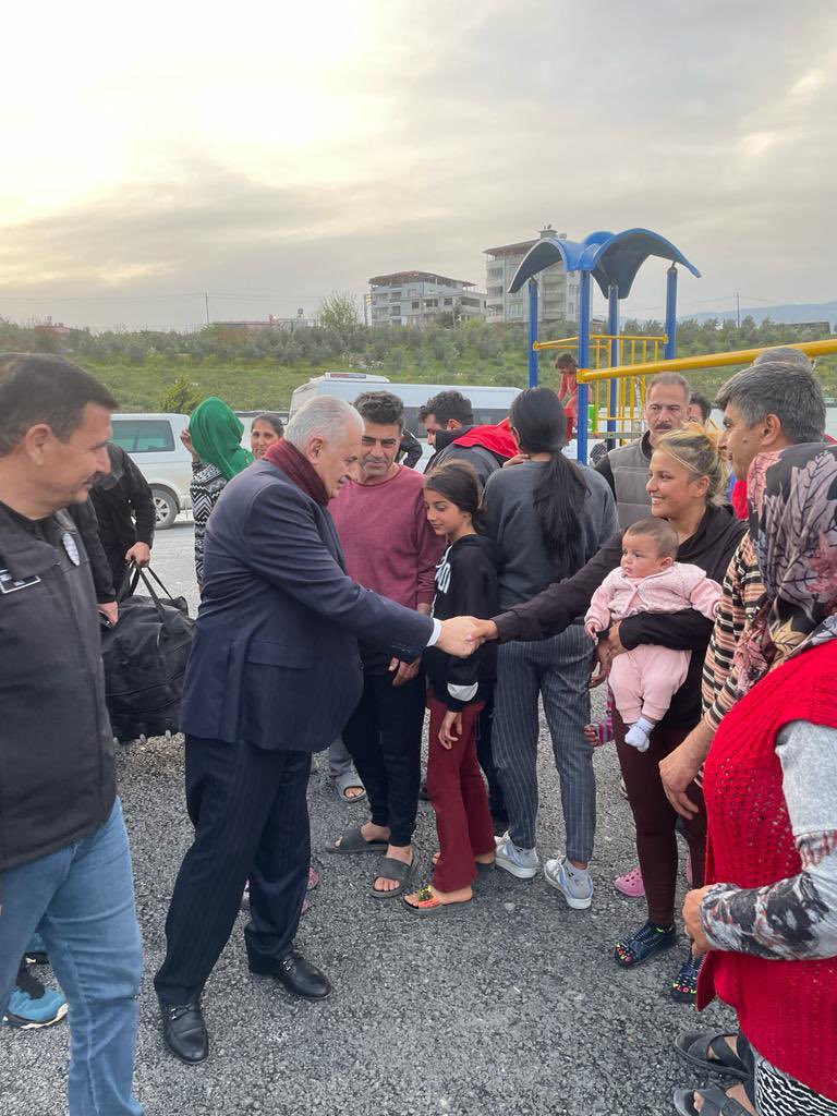 BY's tweet photo. 📍Hatay’dayız.

Topal Dursun Konteyner Kenti’nde hemşehrilerimizi ziyaret ettik.

Birbirimize sımsıkı sarılıp, tüm yaralarımızı saracağız. https://t.co/glBPZ1PqlA