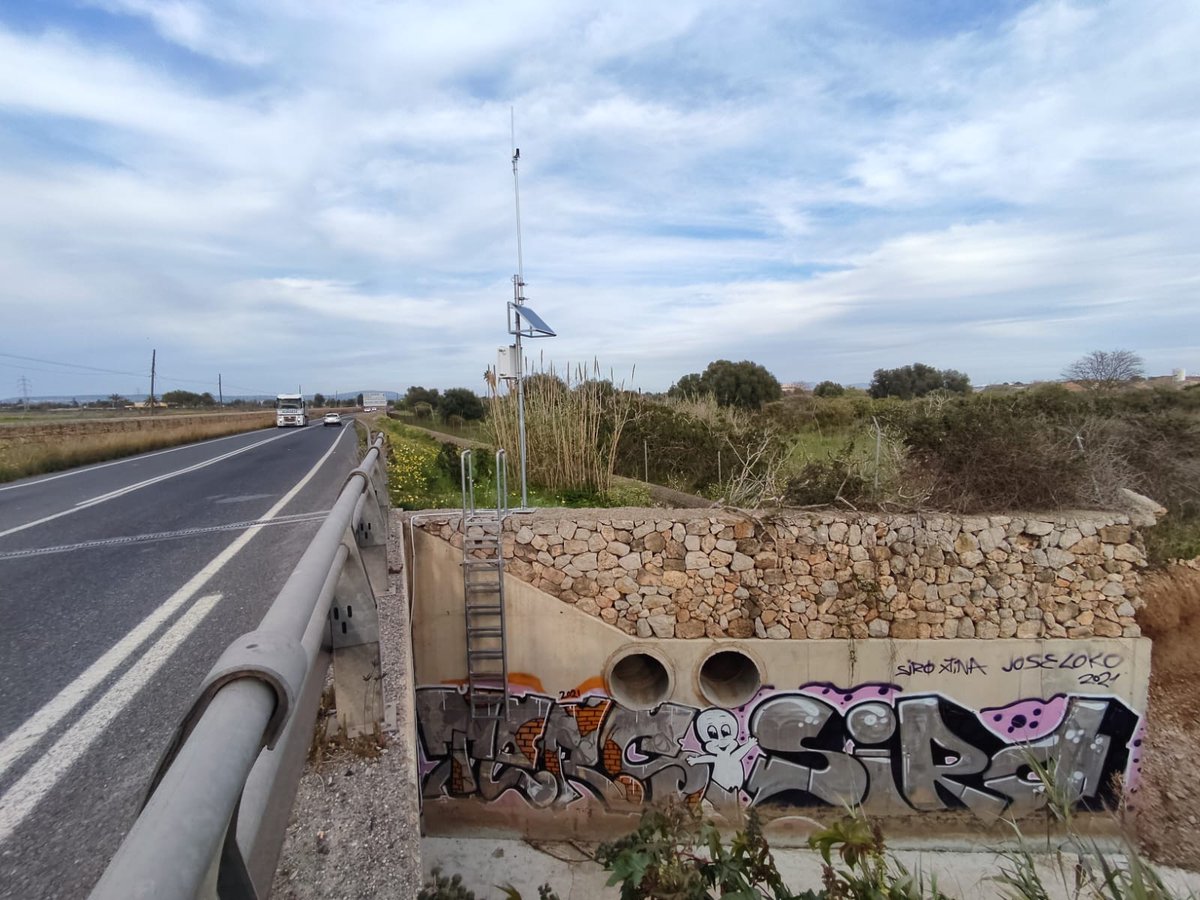 Medgeorisk's tweet photo. Seguim amb la instal·lació d'estacions hidromètriques als nostres torrents. Avui ha tocat montar-ne dues més a Palma, una al torrent Gros i l'altra al torrent d'en Barberà. A més informació, més protecció. #INUNSAB https://t.co/pq89pMUEJu