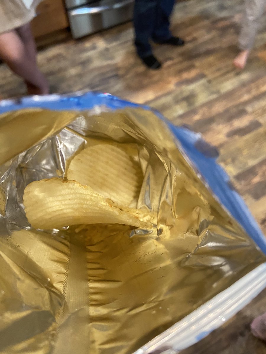EvaVigouroux's tweet photo. @Fritolay really?! I just opened, 3 chips ?! #fritolaygivemymoneyback https://t.co/eaG8W2Fobq