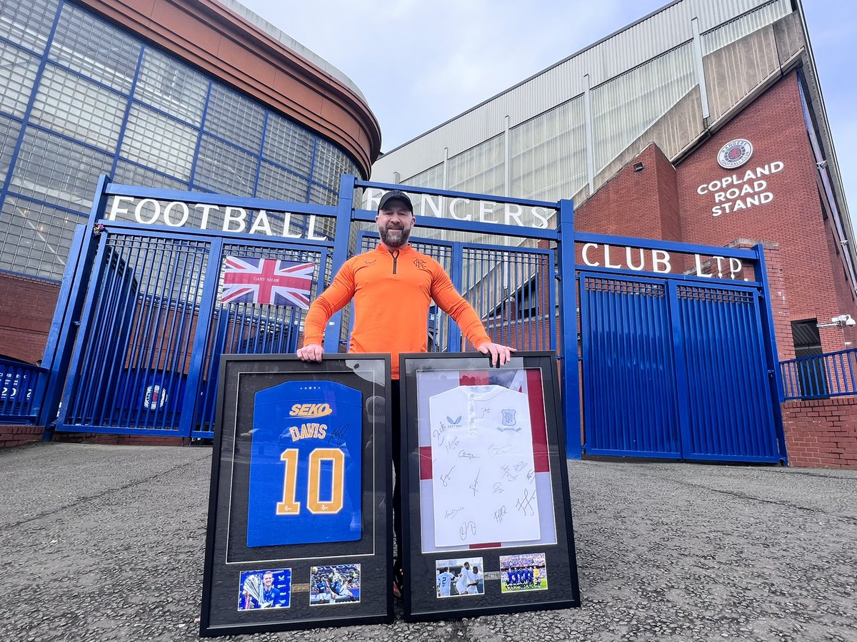 still___frame's tweet photo. 🖼⚽️👕 A personnel favorite of mine for a customer. 150th anniversary top signed by the current team with the White Ensign Flag back drop🖼⚽️👕
Also went away with Steven Davis 🤝
Perfect place for a pick up. 🔴⚪️🔵
#Rangers #framedtop #Still___frame #royalensign #ibrox https://t.co/PqeTs7ZeSk