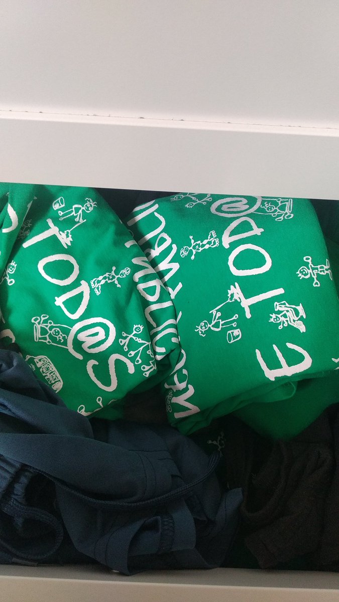 Profedemas's tweet photo. @primariaresiste @VenaMareaVerde @CCOOEducaMa @MADinterinos @infantilexiste @MorenoG_Agustin @MariaPastorV @Santi__Rivero Qué chulas las camisetas !!! Nosotros por aquí Tb ready!! https://t.co/gsHqlm3GWS