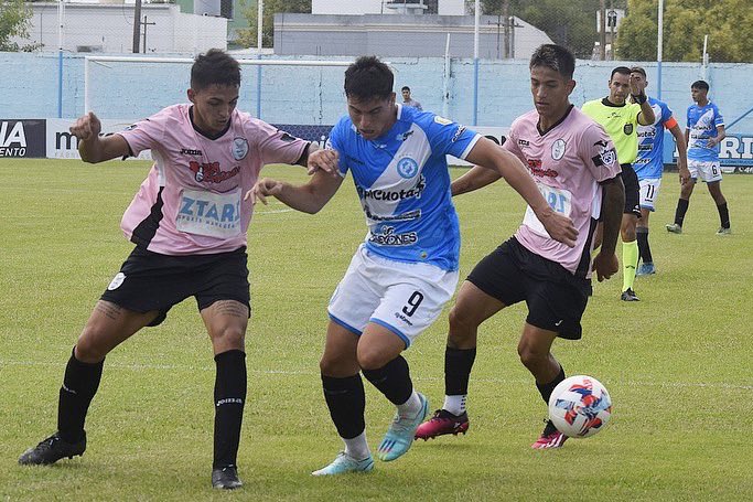 VSCJuveniles's tweet photo. 🚌 Ambos goles fueron marcados por Ramiro Bolech. El equipo de Jorge Profeta debutó en el campeonato y lo hizo sumando de a uno. La próxima fecha, visitará a Argentino de Merlo el martes 28, a las 11. ¡Vamos los pibes!

📸 @angelcordobaok 

#SomosVillaSanCarlos 🇧🇼 #VamosLaVilla💙 https://t.co/8kEcXtSNP0
