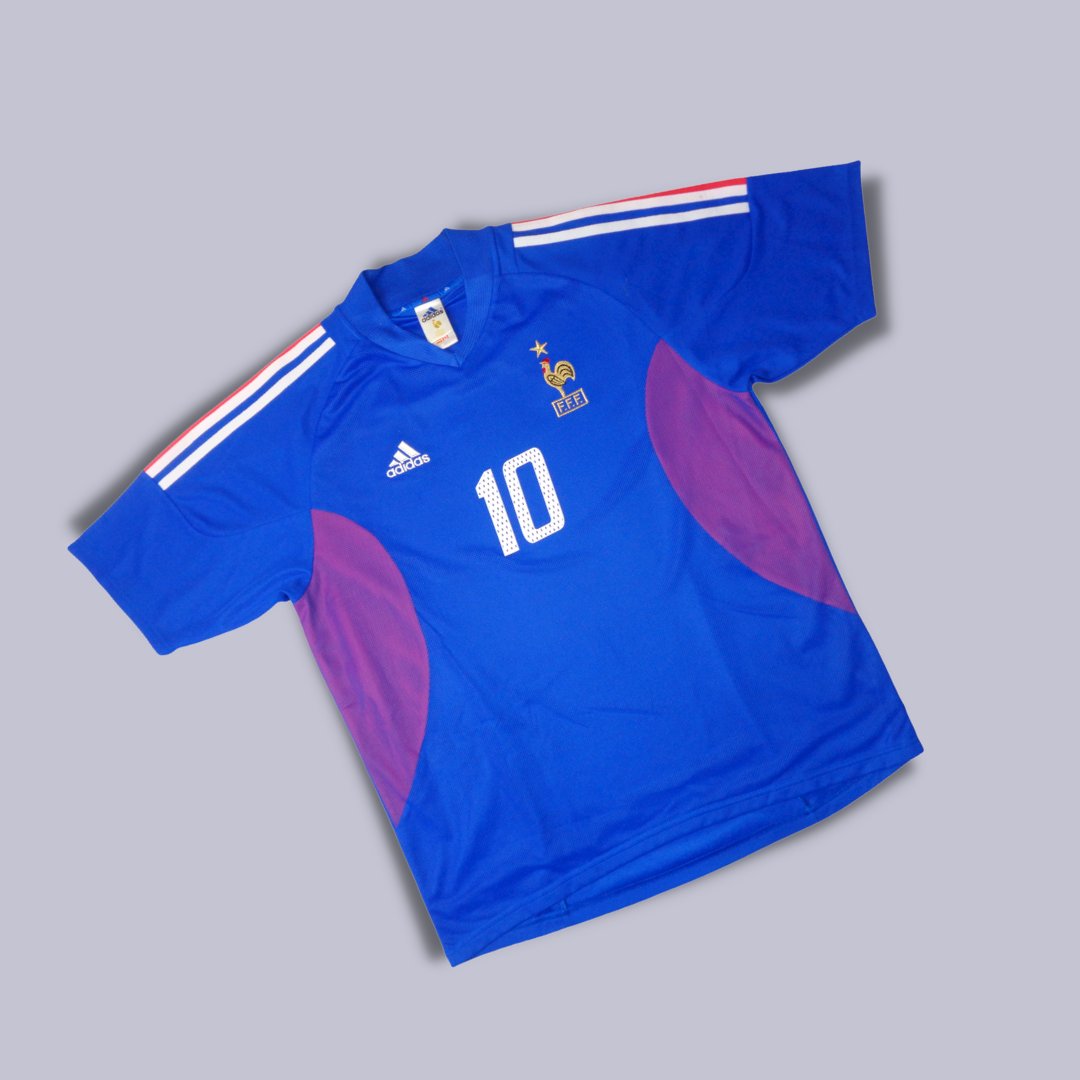 90sfootball's tweet photo. Competition 🎉 

We've teamed up with @HA7CLASSICS to give away this stunning France 2002-04 Zidane #10 shirt 😍

To enter:
➡️ Retweet this tweet
➡️ Follow @HA7CLASSICS 

Shop: https://t.co/Hfjh3HDhXH https://t.co/pXklSpvClf