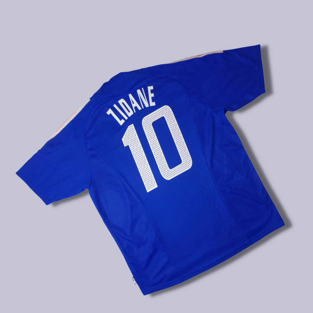 Competition 🎉 We've teamed up with @HA7CLASSICS to give away this stunning France 2002-04 Zidane #10 shirt 😍 To enter: ➡️ Retweet this tweet ➡️ Follow @HA7CLASSICS Shop: ha7classicalshirts.co.uk