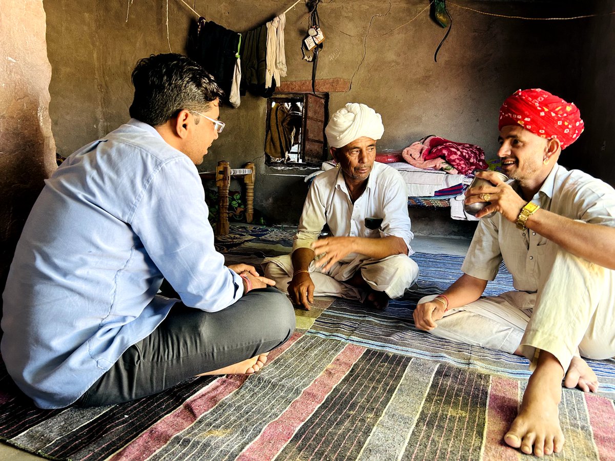 NarpatRajBarmer's tweet photo. आडेल प.स. के ग्रा.प. मिठीबेरी में श्री कासूराम जी भांभू के माताजी का स्वर्गवास होने पर उनके निवास स्थान पर जाकर दिवंगत आत्मा को श्रद्धा सुमन अर्पित किया,और शोक संतप्त परिवार को सांत्वना प्रदान की।ईश्वर पुण्यात्मा को अपने श्रीचरणों में स्थान प्रदान करें।
ॐ शांति! #Adel #Mithiberi https://t.co/p7sOQrIFsG