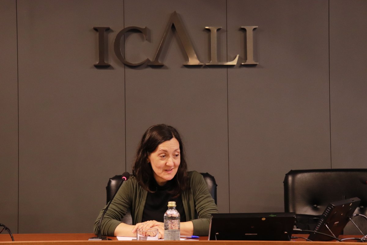 ICALI_ColegAbog's tweet photo. El presidente de la Asociación Andaluza de Mediación, José Castilla Jiménez, imparte la conferencia "Mediación penal o una mejora de la respuesta del Sistema de Justicia Penal al delito y sus consecuencias". Presenta la mediadora y tesorera del #ICALI @alcazar_cathy https://t.co/7PG61tOgGl