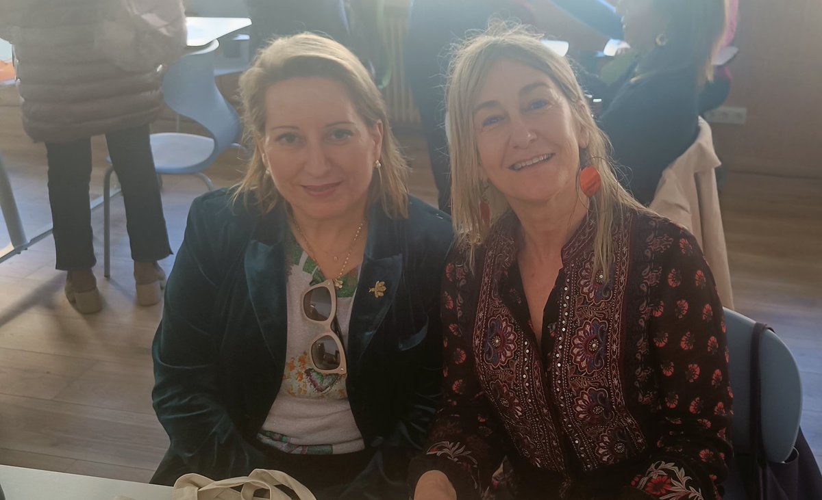 Una buena representación llega  de Galicia para hablarnos de Semi. Gracias <a href="/BegonaSuarezM/">Begoña</a>  de <a href="/eoi_pontevedra/">EOI Pontevedra</a>   Me he quedado con las ganas de oirte, pero no de saludarte #EOIAsturias