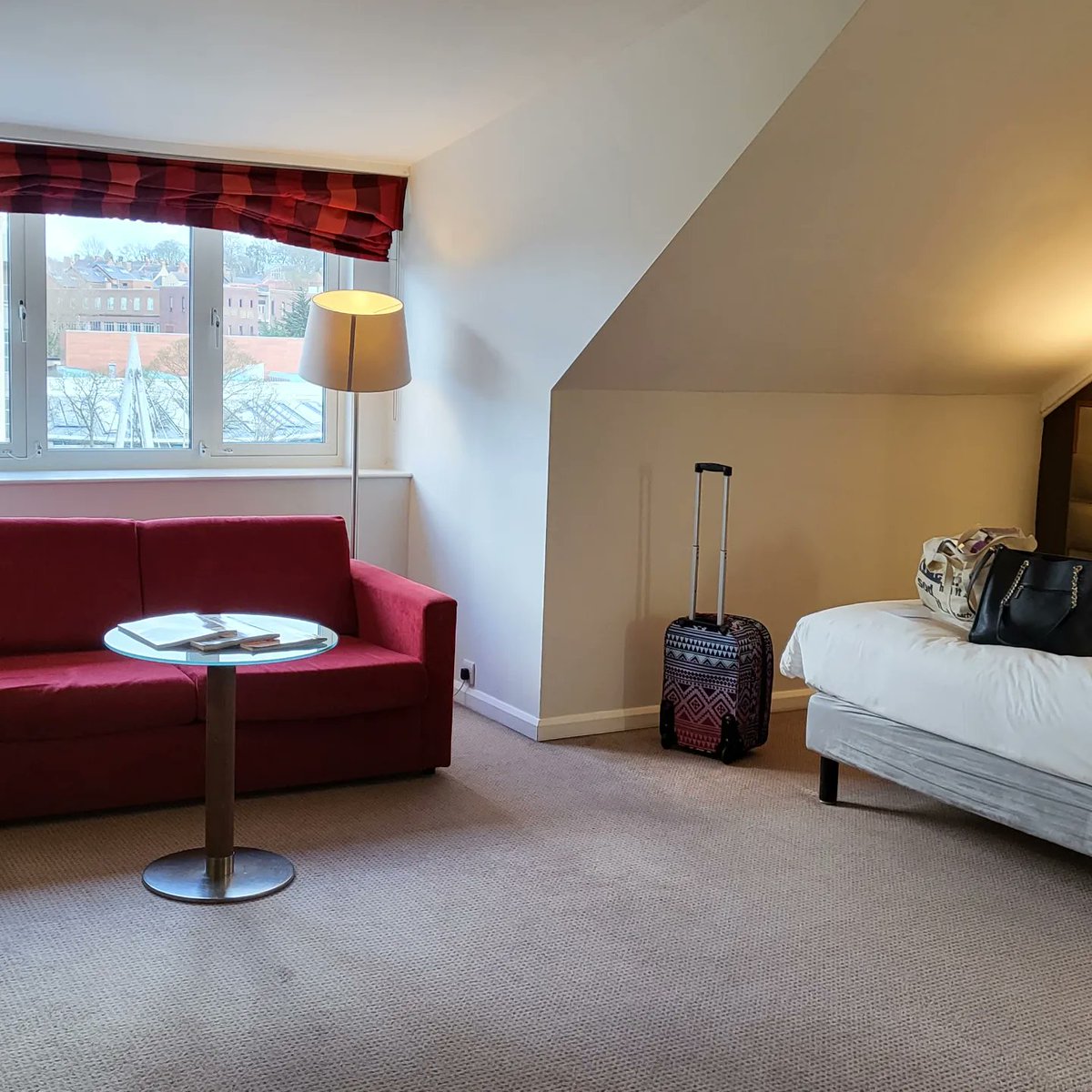 VickiGlover26's tweet photo. Lush room tonight @RadissonBlu #Durham where we'll shortly be performing FAWLTY TOWERS with @ComedyDining 😁 definitely a perk of the job! #actorslife #acting #comedydining #fawltytowers #radissonhotels #radissonblu #radissonbludurham https://t.co/UssfVx5Ljh