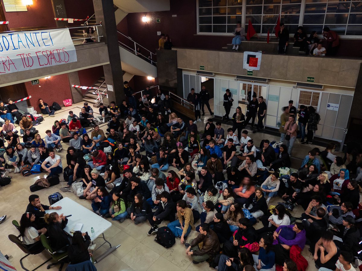 Durante la noche de ayer, unas 350 estudiantes nos encerramos en la Facultad de Filosofía y Filología de la Universidad Complutense para denunciar la ofensiva contra nuestros espacios estudiantiles.

📷 <a href="/_pedropascual/">Pedro Pascual</a> <a href="/mariomron/">Mario Morón</a>