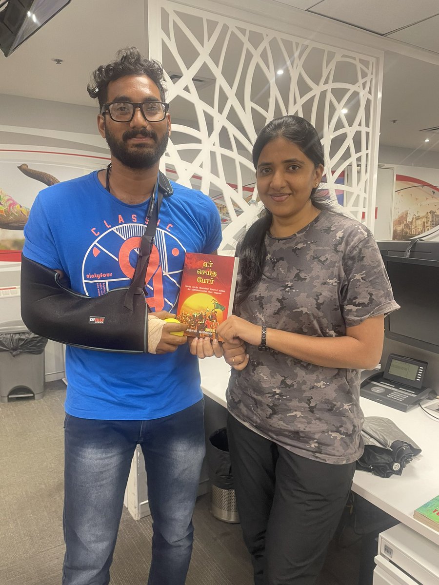 anchorjenifer's tweet photo. மரியாதைக்குரிய எழுத்தாளர் @niranjan2428 - நேரில் கையொப்பமிட்டு புத்தகம் வழங்கிய போது…… ஏர் செய்த போர்- வரலாற்றின் மிக முக்கிய சில பக்கங்களின் கள பதிவு - வாழ்த்துக்கள் தோழர் நிரஞ்சன் :) https://t.co/BSpp7m1hSe
