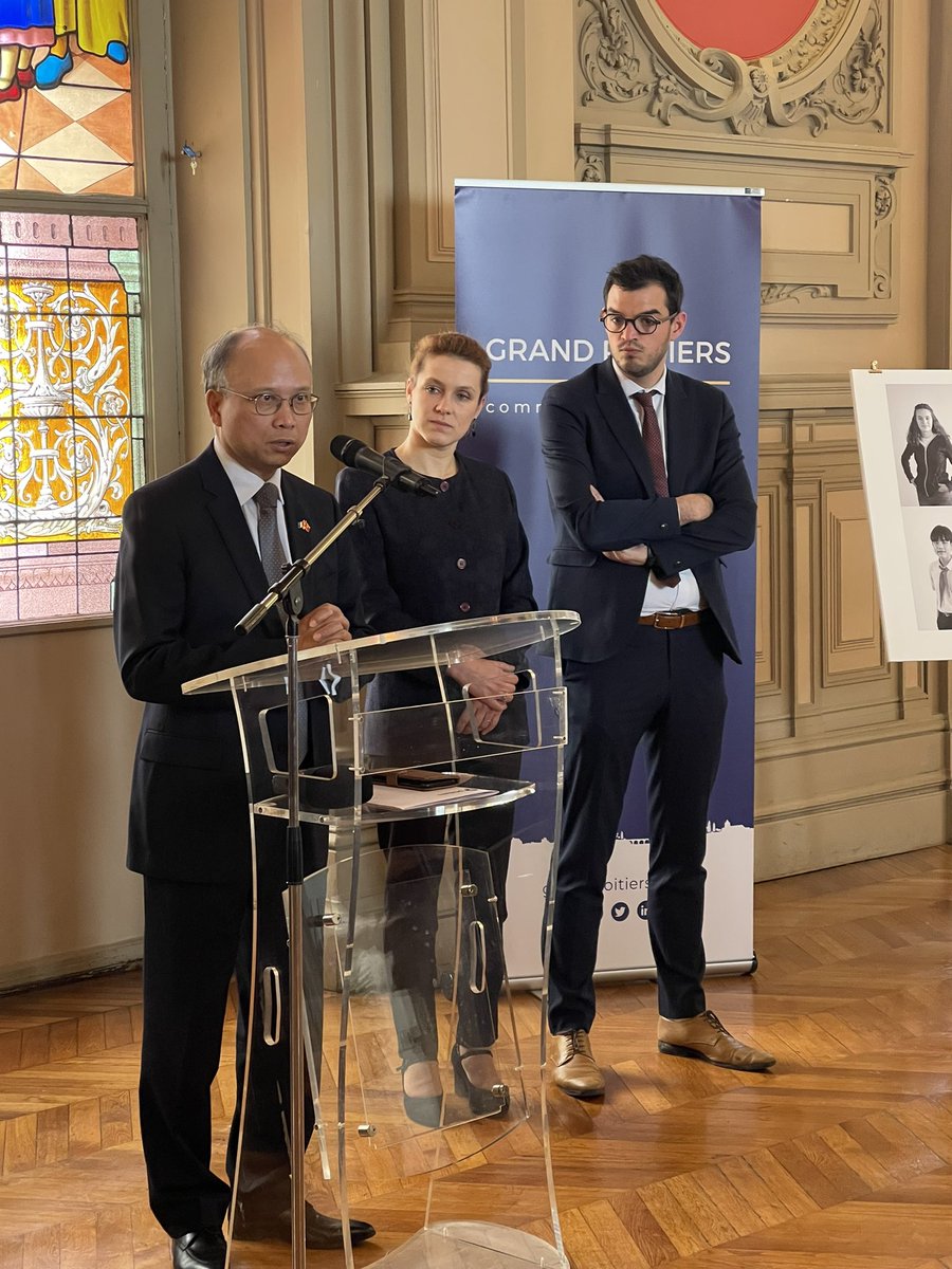 karinedesroses's tweet photo. Rencontre avec son Excellence M. l’ambassadeur du Vietnam lors de la réception officielle des 50 ans des relations diplomatiques France-Vietnam.
Proposition de créer une coopération entre les artisans et de mobilité pour nos apprentis.
#cma86
@pascalduforestel https://t.co/OnnRsxTUn2