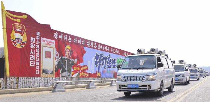 rwinstanleyc's tweet photo. 'A national agitprop and broadcasting contest of traveling youth expositor teams is going on at the construction site for a new street in the Sopho area of Pyongyang, the capital city of #NorthKorea...' #rodong https://t.co/ZV6XwcuQHa https://t.co/CbowJNkMLe