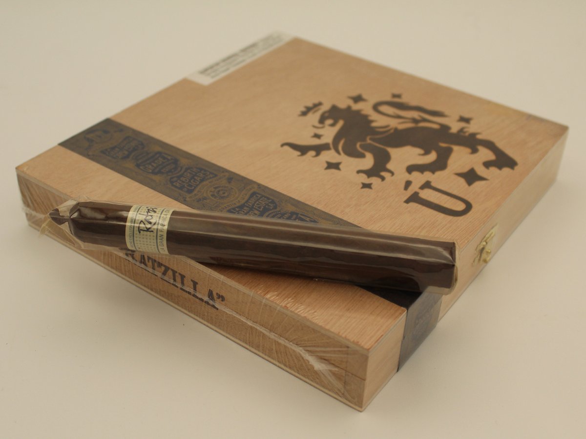InsomniacCigars's tweet photo. LOOKING FOR RATZILLA?? I have boxes HERE:
https://t.co/FZdDknVtg3
#ShouldISmokeThis #cigars #DrewEstate #LigaPrivada #Ratzilla #CigarLife #botl https://t.co/WvjE0fPTq4