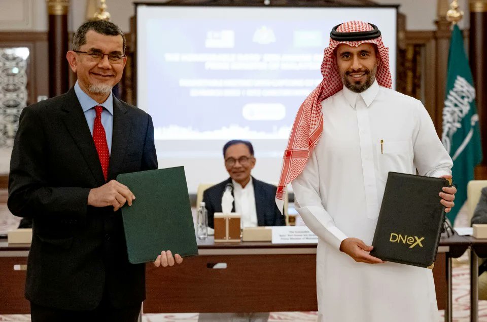 GharawiMoh's tweet photo. وقعت شركة داجانغ نيكستشينج #DNeX #ماليزيا🇲🇾 اتفاقية مع مجموعة #عجلان وإخوانه القابضة لتأسيس شركة مشتركة في #السعودية🇸🇦 تمهيدًا لإدارة أعمال تكامل الأنظمة في المدن الذكية في المملكة ومشاريع المؤسسات واسعة النطاق في غرب آسيا وشمال إفريقيا https://t.co/8zQZUWh2xp