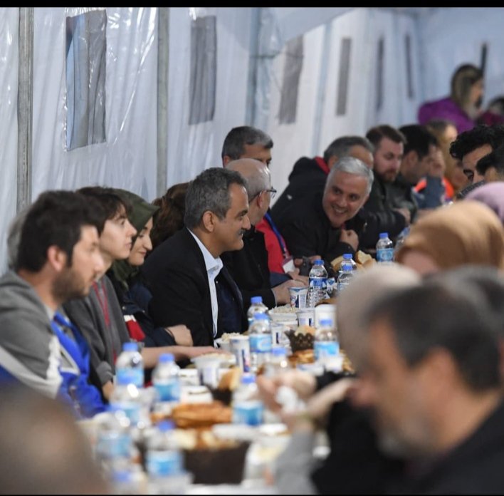 BilginCankar's tweet photo. Millî Eğitim Bakanımız Sayın Mahmut ÖZER Malatya Niyazi Mısri Sosyal Bilimler Lisesi çadır kent kampüsünü ziyaret ederek iftarda misafimiz oldu. https://t.co/qykXDssMVc