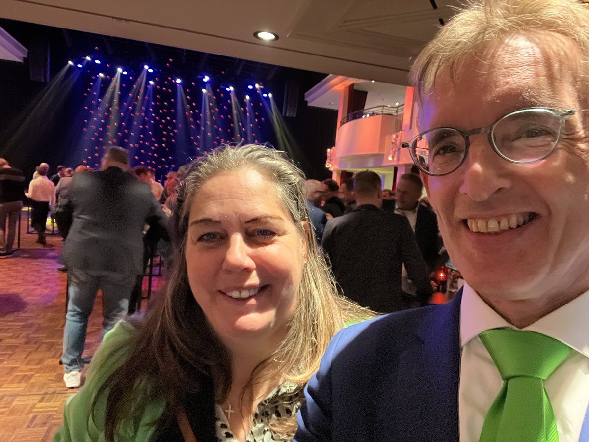 Bij <a href="/dakvanhetjaar/">Dak van het Jaar</a> gala in Nijkerk. The Greendeal van <a href="/groenkeur/">Groenkeur, duurzame kwaliteit</a> is ook van de partij.  Ook hier vergroenen van de daken een goed thema. #spotthegreentie <a href="/Eastecke/">Dick Oosthoek</a>