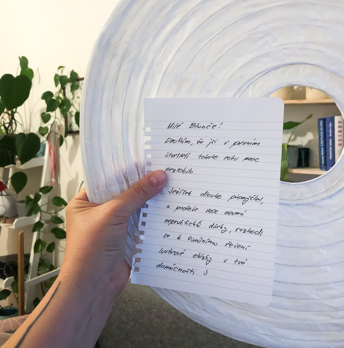 blancheee_n's tweet photo. Milý Santo, děkuji ti za “finální řešení lustrové otázky”. Velmi mě to pobavilo a praktické dárky jsou nejlepší! Takže díky moc. Jdu to pověsit.✨ #twittersanta https://t.co/OTEhYkrxAs