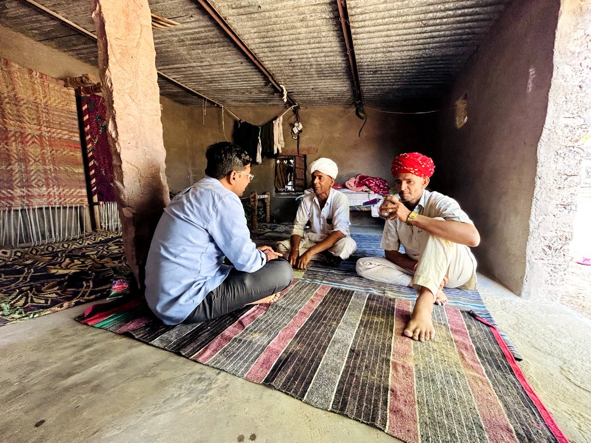 NarpatRajBarmer's tweet photo. आडेल प.स. के ग्रा.प. मिठीबेरी में श्री कासूराम जी भांभू के माताजी का स्वर्गवास होने पर उनके निवास स्थान पर जाकर दिवंगत आत्मा को श्रद्धा सुमन अर्पित किया,और शोक संतप्त परिवार को सांत्वना प्रदान की।ईश्वर पुण्यात्मा को अपने श्रीचरणों में स्थान प्रदान करें।
ॐ शांति! #Adel #Mithiberi https://t.co/p7sOQrIFsG