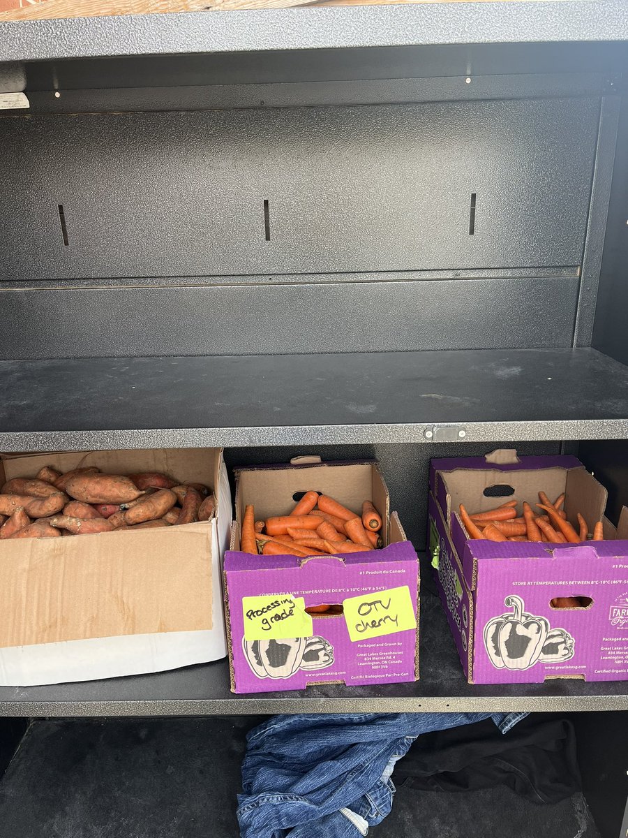 Spring has sprung! 

We’re out here at your community fridge alongside waiting neighbours loading up our farm fresh Friday donation from @PfOrganicFarms.

Stay tuned for an exciting announcement 🌱