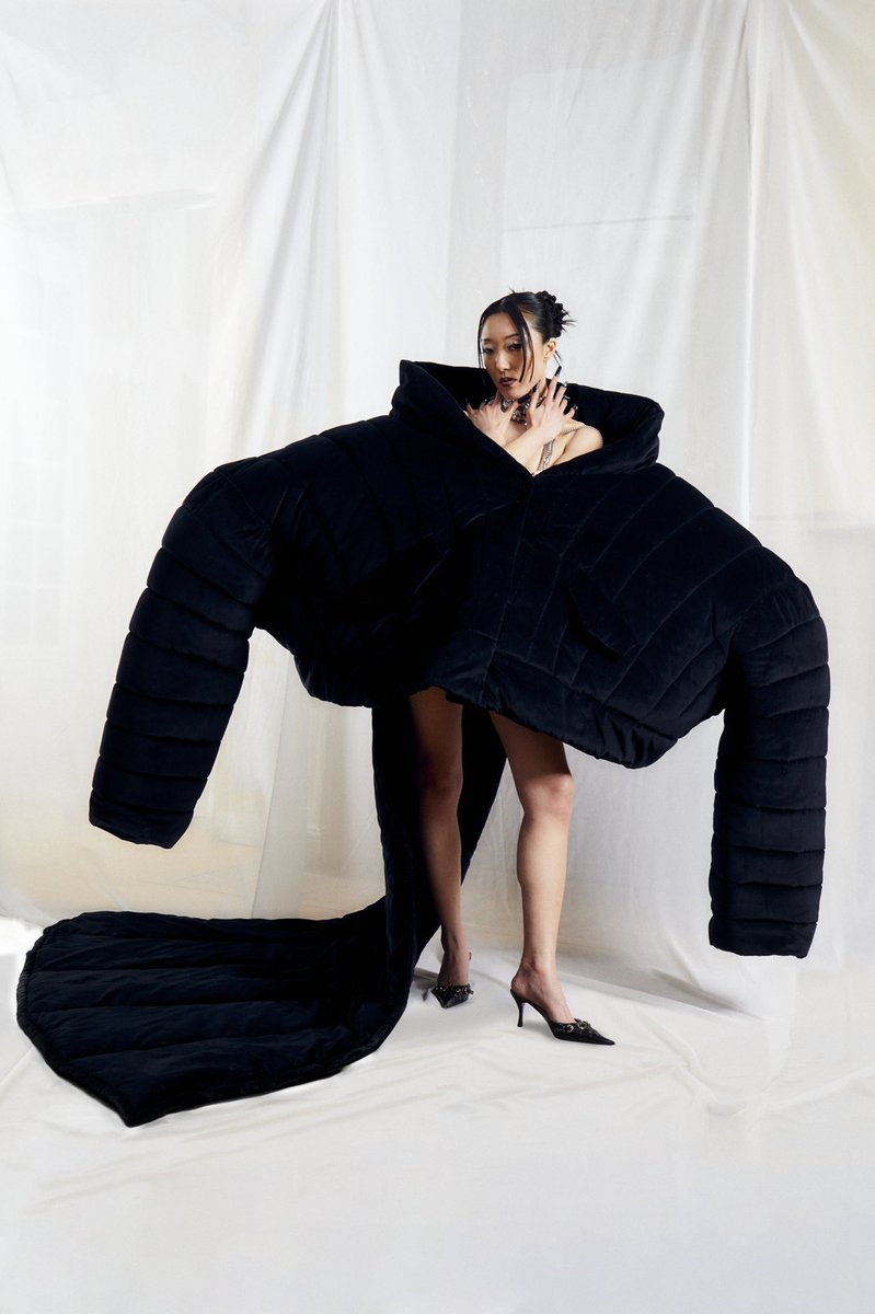 FHCM's tweet image. &quot;We have a range
from daywear classics and workwear to escapism couture extravaganzas&quot; Weinsanto is inspired by cultural icons like ‌SATC and @rihanna.

The full Womenswear Fall/Winter 2023-2024 show is available in our platform: bit.ly/3LCedSj.

#pfw #weinsanto
