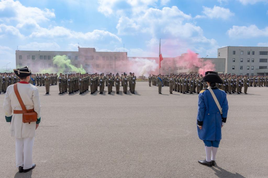 Esercito's tweet photo. Congratulazioni ai 594 #VFP1 del 2° Blocco 2022 che oggi ad #Capua hanno giurato fedeltà alla Repubblica Italiana.
🇮🇹❤️🇮🇹
#EsercitodegliItaliani #alserviziodelPaese #Volontari https://t.co/BEcP740mOp