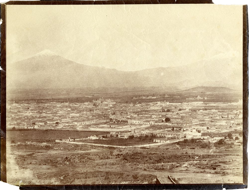 Cuauhtemoc_1521's tweet photo. Así lucía Puebla en el año de 1863 después del terrible sitio que sufrió por el ejército francés del 16 de marzo al 17 de mayo del año mencionado. Estas fotografías fueron realizadas por un miembro del ejército invasor de nombre Louis Edouard Rousell durante la ocupación francesa. Reconocen cuál es la calle de la segunda imagen? Cuáles serán esas torres de templos? Los Leo