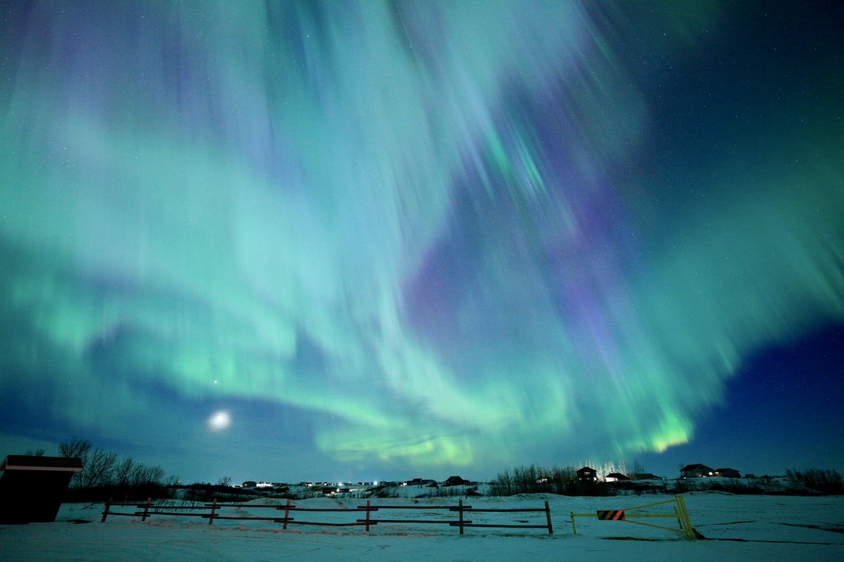 LHubich's tweet photo. I went through my pictures from last night again. These are some of my favourite. #AuroraBorealis https://t.co/8R9mVXfRwg