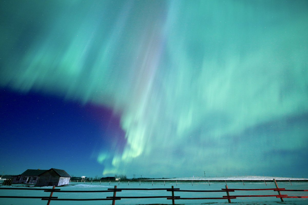 LHubich's tweet photo. I went through my pictures from last night again. These are some of my favourite. #AuroraBorealis https://t.co/8R9mVXfRwg