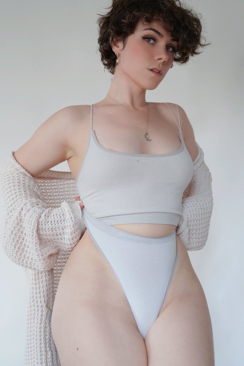 SarahViriBrooke's tweet photo. “Eh screw it, Why not hop on this trend.”

Welp, Sarah’s finally trying out tinder

♡ to know whether she'd 
                swipe left or right for you.

               ↻ to swipe RIGHT on her.

Leave a picture in the comments to see if you get a match. ( 📷 ) https://t.co/TVJ7aUagKJ