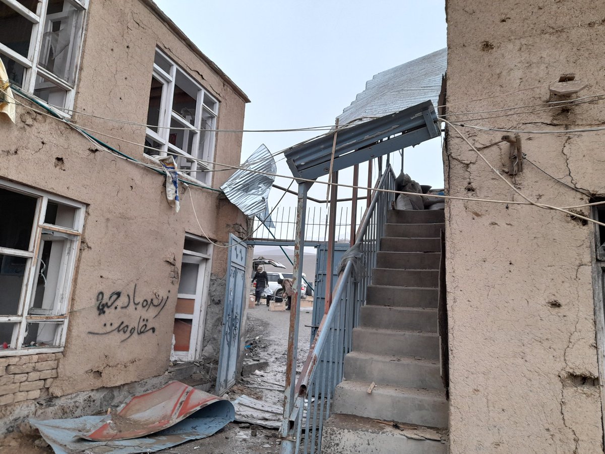 dGfSq8Sq0KHcBmM's tweet photo. بماند برای تاریخ 
تصویر از قرارگاه مرکزی جنبش مقاومت برای عدالت دربهسود  که حکومت فاشیست غنی با جیت های جنگی شان بمبارد کردند 
#StopHazaraGenocide https://t.co/DDjPPyqeAr