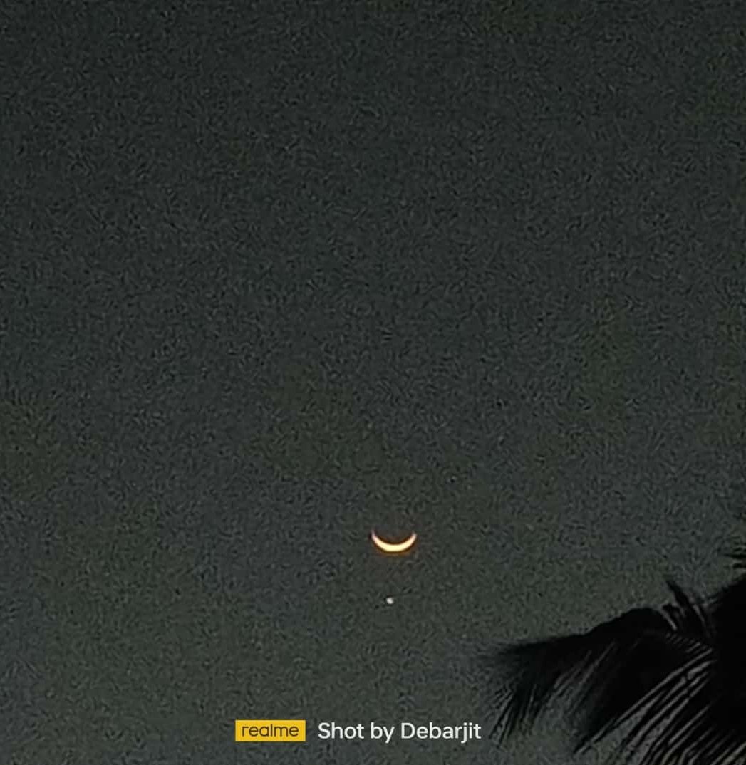 deblina01's tweet photo. @NASA This picture has been taken by my brother with a phone.
Direction: West
Time: 7:30 pm ist
Location: Kolkata, India https://t.co/euSUH8EyAi