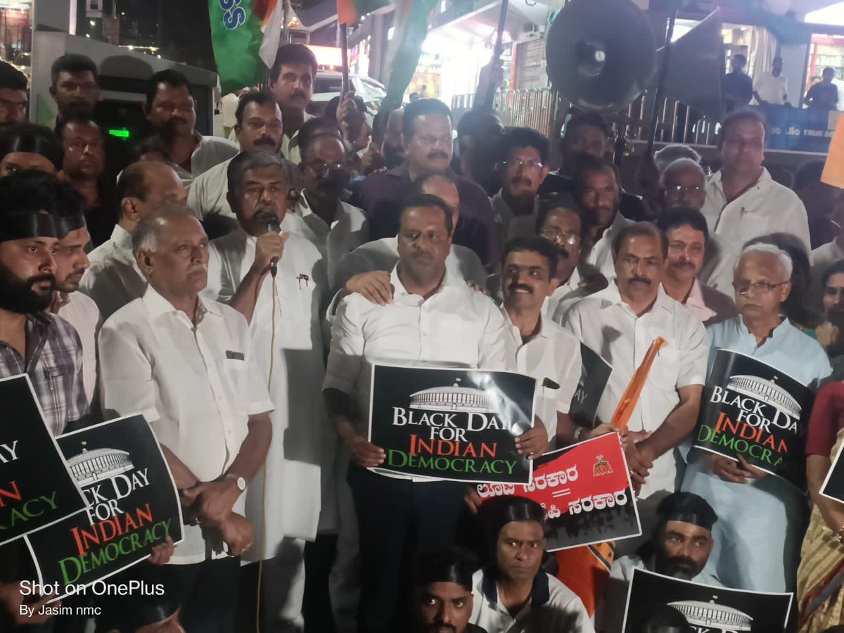 SatyaNagna's tweet photo. ಜನಸಾಮಾನ್ಯರ ನ್ಯಾಯ ನಿರಾಕರಿಸಲ್ಪಟ್ಟ ಸಂದರ್ಭದಲ್ಲಿ ಪ್ರತಿಭಟಿಸಬೇಕಾದ ಜನಪ್ರತಿನಿಧಿಗಳು ಮೌನಿಯಾದಾಗ ಜನಸಾಮಾನ್ಯರು ಬೀದಿಯಲ್ಲಿ ಪ್ರತಿಭಟನೆ ಮಾಡುವ ಸಂದರ್ಭದಲ್ಲಿ #utkadar ನೀವು ಹೇಳಿದ ಮಾತು ಯಾಕಾಗಿ ಪ್ರತಿಭಟನೆ ಮಾಡಿ ಇತರರಿಗೆ ತೊಂದರೆ ಕೊಡುವುದು ಈ ದೇಶದಲ್ಲಿ ಕೋರ್ಟ್ ಯಿದೆ ತಾನೇ ಹೋಗಿ.
ಅದೇ ಮಾತನ್ನು ಈಗ ನೆನಪಿಸುವುದು ಒಳಿತು https://t.co/GoUzN7mDj6