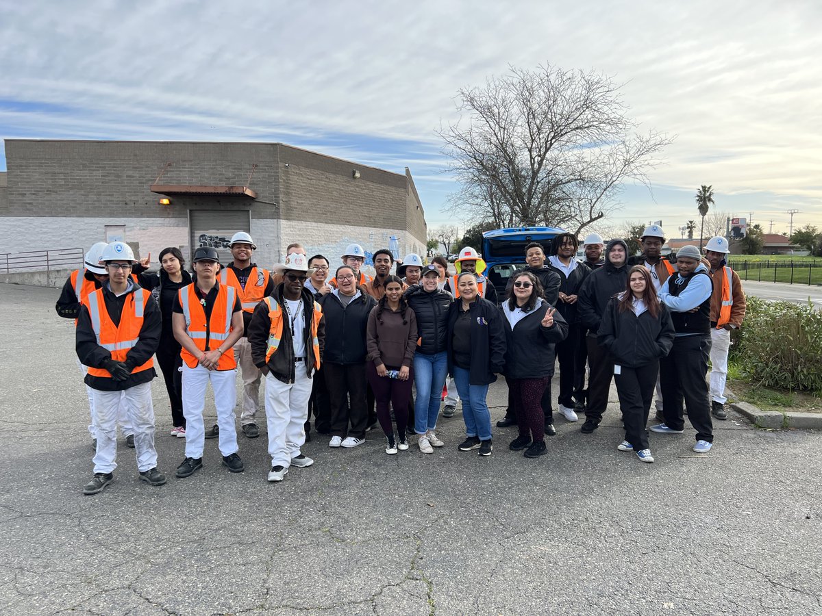 CaityMapleD5's tweet photo. We’re out picking up litter at Meadowgate and Munson in our Meadowview community this morning - thank you so much to the District 8 team for partnering, to Sacramento Job Corps for showing up, and to all our volunteers! #ThriveInD5 https://t.co/zrG6FOFTel