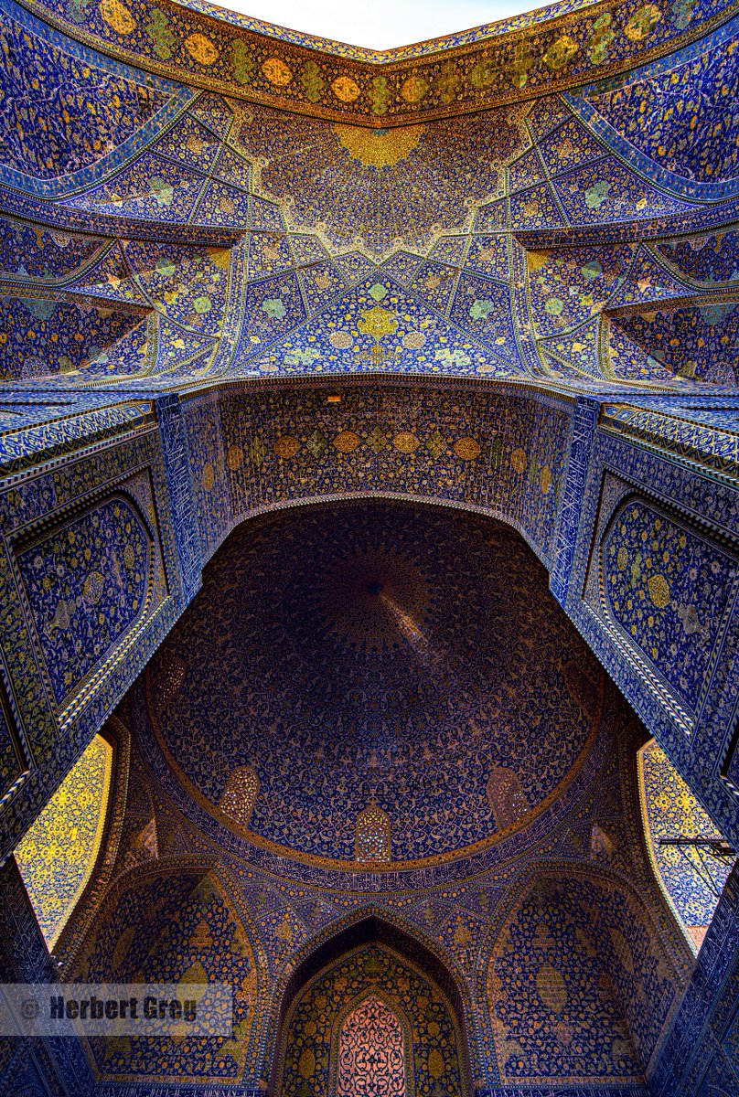 میان کاشی های کبود ایستاده بودم و تصور کردم میان اقیانوس ام که خورشید در میانه می تابد.
و من دلم می خواهد غرق شوم و قصه های کاشی ها را بشنوم.

اصفهان
مسجد شاه
1402

*فکر می کنم برای  پس ضمینه صفحه موبایل مناسب باشد.
اگر دوست داشتین ریتوییت کنید.