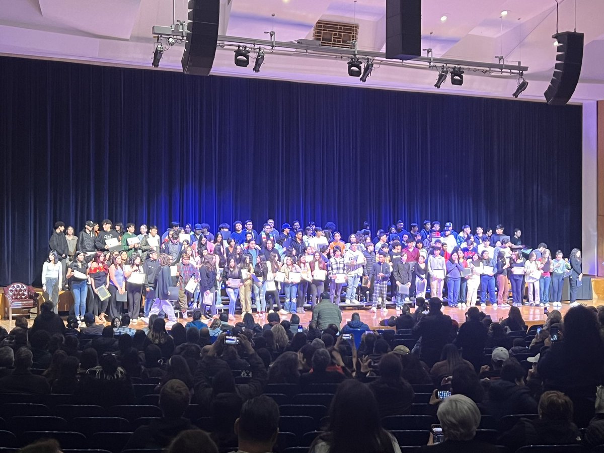 LindseyERose's tweet photo. Latinx Honor Roll Ceremony was last night @ETHSWildkits - our families came together y celebramos lo maravilloso de nuestros hij@s! Puro orgullo Latin@!! π²π½β€οΈππππ #wildkitway https://t.co/qhQgc8cUFh