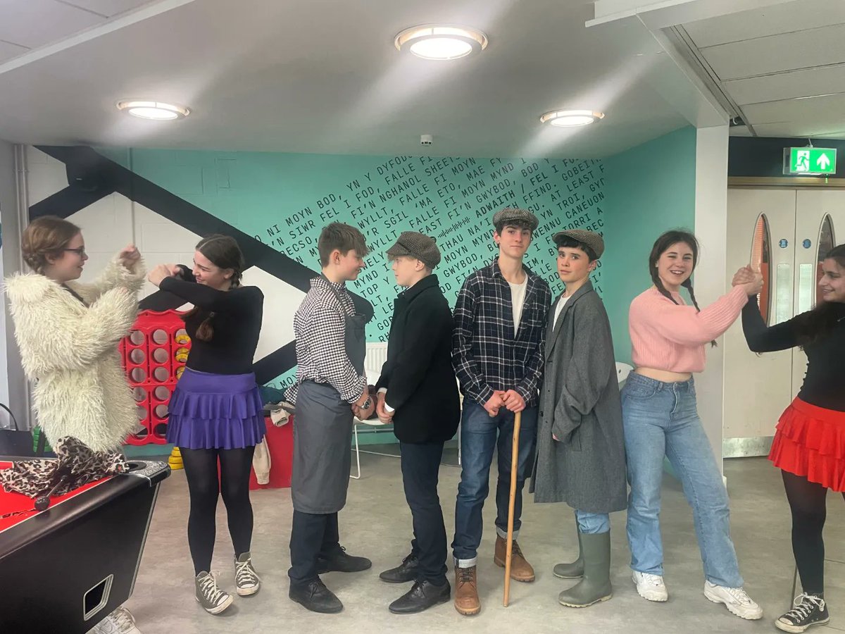 YgbmDrama's tweet photo. Llongyfarchiadau enfawr i'r ymgomau iau am berfformiadau arbennig heddiw yn Eisteddfod Sir Caerdydd a'r Fro 👍🏻 Rydym yn athrawon balch iawn yn yr Adran Ddrama ✨ @YGBroMorgannwg
.
#eisteddfod #eisteddfod2023  #ymgom #urdd https://t.co/N5uDgwJf3G