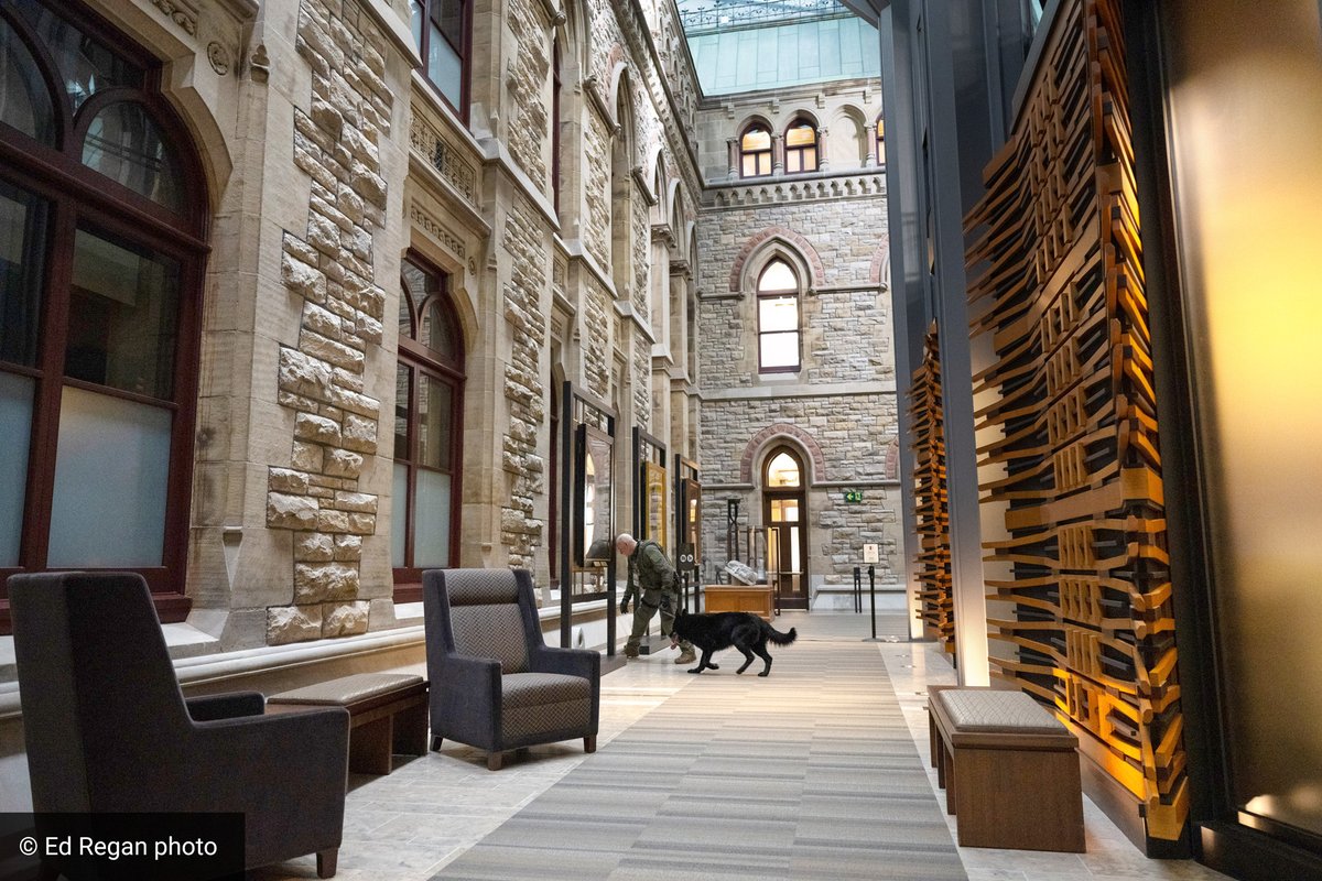 Nous sommes tous reconnaissants du travail exécuté par le personnel de sécurité, y compris Jack, le chien de la <a href="/grcrcmppolice/">GRC</a> pour assurer la sécurité de la #CdC lors de la visite de <a href="/POTUS/">President Donald J. Trump</a> et <a href="/FLOTUS/">First Lady Melania Trump</a> aujourd'hui!