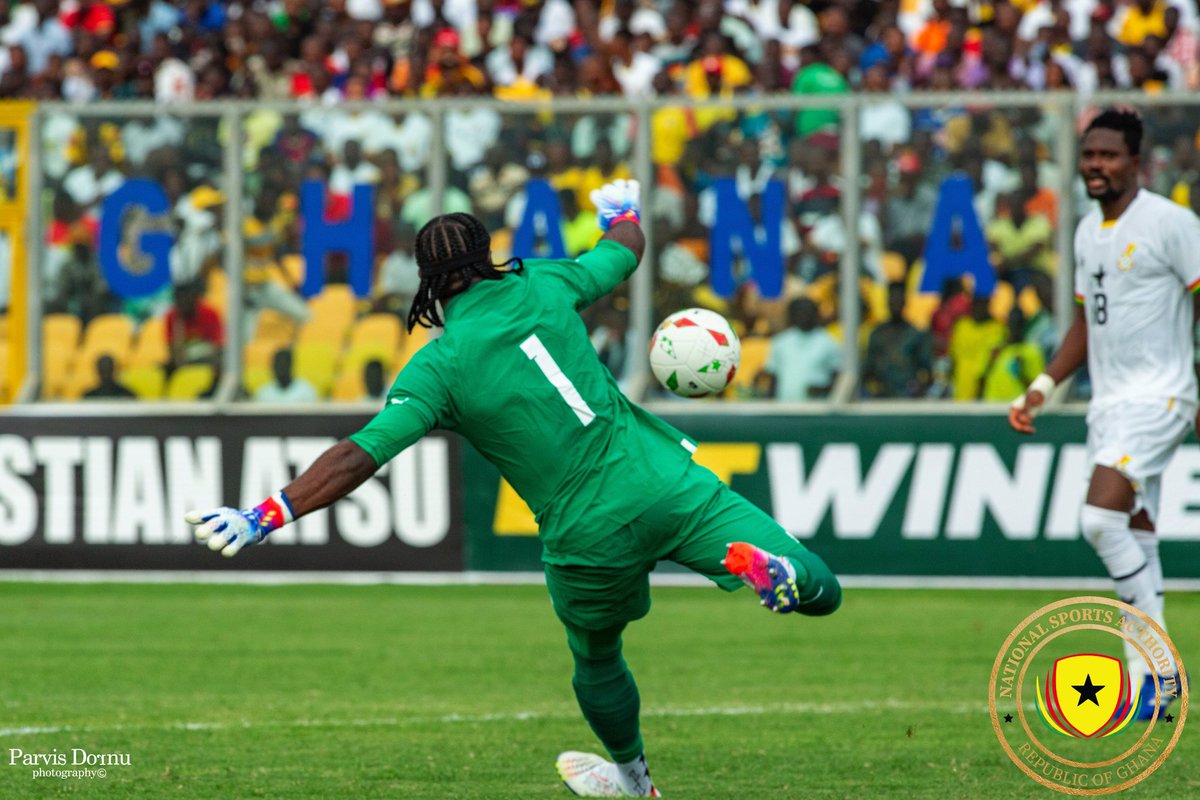 _ParvisDornu's tweet photo. 📸: Lawrence Ati Zigi captured in action✨️

#BlackStars | #AFCON2023Q | #GHAANG | #BringBackTheLove 

📸: @_ParvisDornu https://t.co/bWm3pXPKRg