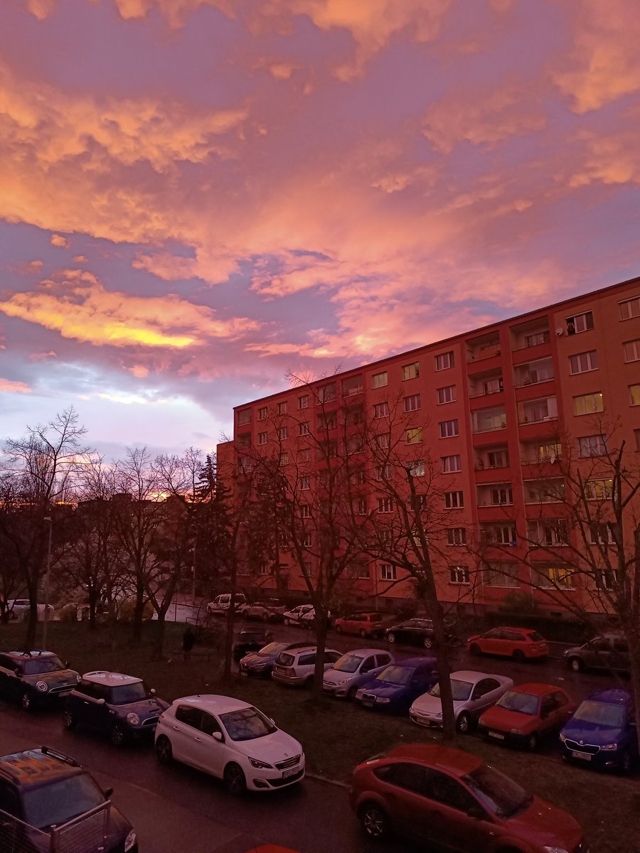 michalsrajer's tweet image. Tak crazy nebe a přechody barev, že si telefon nedokázal absolutně poradit. Celá ulice úplně červená (takhle to fakt vypadalo, jak s filtrem), všichni fotěj z oken, na silnici se zastavujou lidi, prostě sídliskovej sen 🤣 #RedmiNote12ProPlus