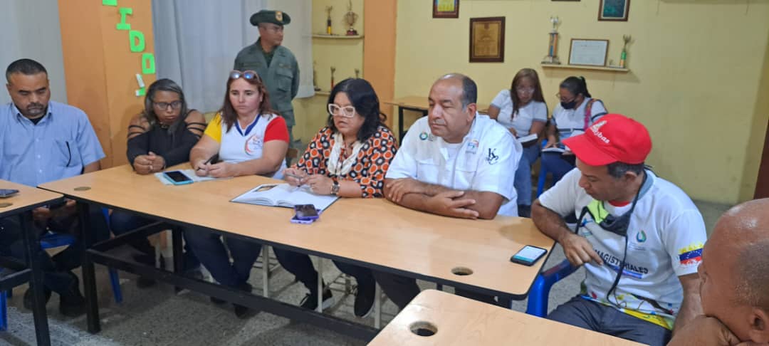 leoalvacabrera's tweet photo. #24Mar 
Hoy junto a la Viceministra @_NancyOrtuno_ recorrimos la 
unidad de producción escolar territorial Aristobulo Izturis de la Victoria (UPETAI) para impulsar los motores productivos de nuestras instituciones. 
#UnidosContraLaCorrupcion 
@_LaAvanzadora @Soykarinacarpio https://t.co/jZoUAh0Pcr
