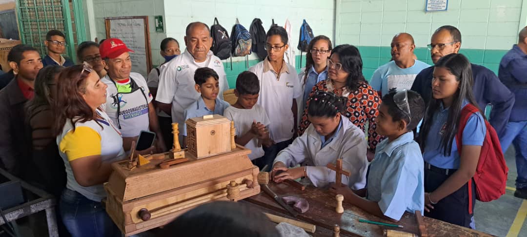 leoalvacabrera's tweet photo. #24Mar 
Hoy junto a la Viceministra @_NancyOrtuno_ recorrimos la 
unidad de producción escolar territorial Aristobulo Izturis de la Victoria (UPETAI) para impulsar los motores productivos de nuestras instituciones. 
#UnidosContraLaCorrupcion 
@_LaAvanzadora @Soykarinacarpio https://t.co/jZoUAh0Pcr