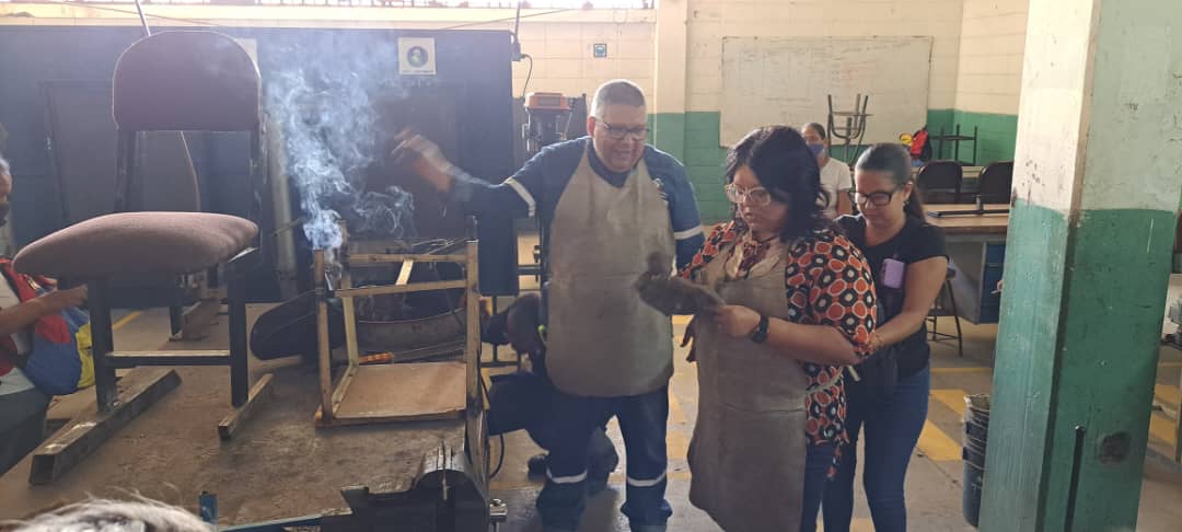 leoalvacabrera's tweet photo. #24Mar 
Hoy junto a la Viceministra @_NancyOrtuno_ recorrimos la 
unidad de producción escolar territorial Aristobulo Izturis de la Victoria (UPETAI) para impulsar los motores productivos de nuestras instituciones. 
#UnidosContraLaCorrupcion 
@_LaAvanzadora @Soykarinacarpio https://t.co/jZoUAh0Pcr