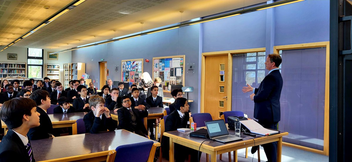saintolaves's tweet photo. Today was the last day of the school's events for #PoliticalAwarenessWeek - we welcomed MP for Orpington, @GarethBaconMP, to give the final talk about his journey into politics, matters relating to #Orpington and beyond & take part in a Q&A with our students. https://t.co/VWM0NvLLGB