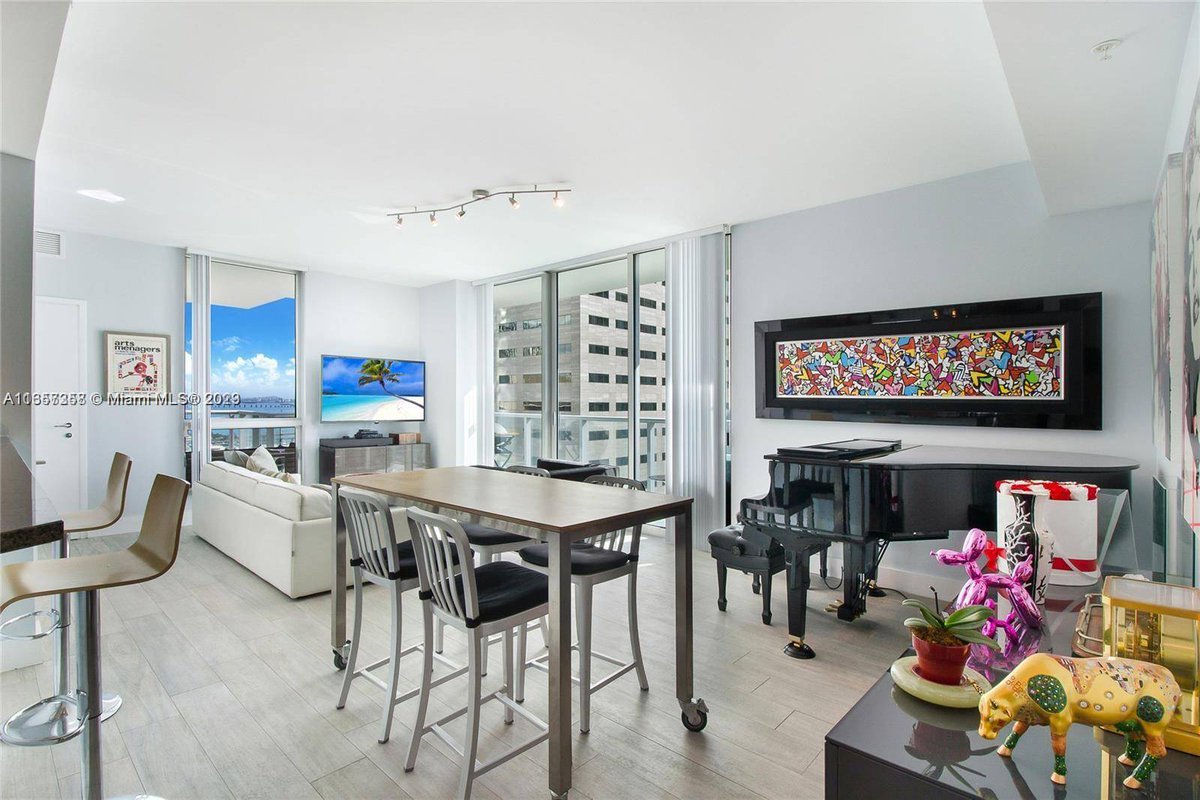 VaneauMiami's tweet photo. $724,000 2/2 downtown Miami condo best of both worlds urban living with stunning water views sleek design modern amenities perfect for anyone who wants to live in the heart of the city while enjoying the beauty of nature https://t.co/LD1ZyMnUYN https://t.co/jNIM1SI7kW