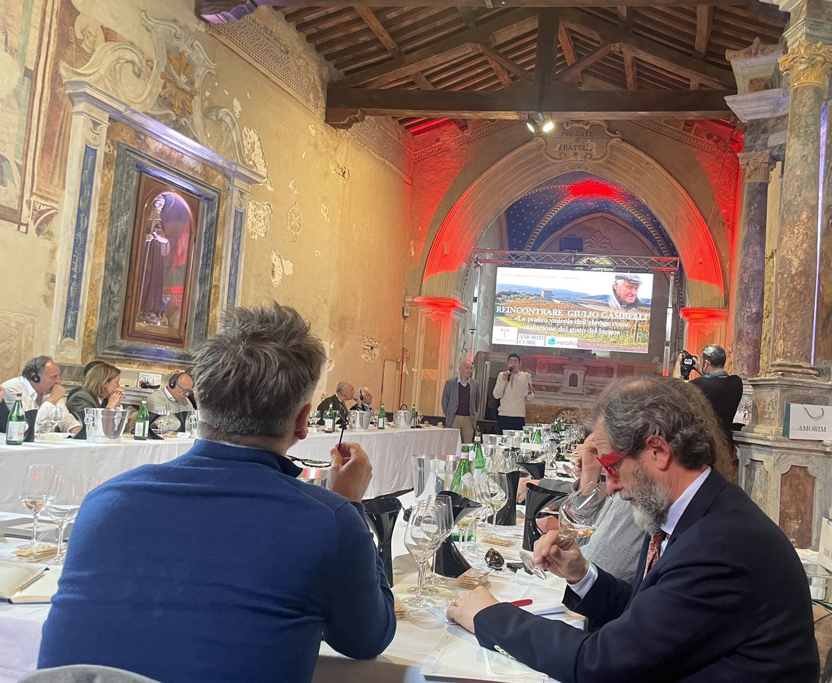 WineNewsIt's tweet photo. È sempre un grande piacere #dialogare di #vino con una personalità come #AubertDeVillaine (co-proprietario, fino al 2022, del mito di Francia, #DomaineDeLaRomanéeConti), con l’intervista online nei prox giorni … incontrato, ancora una volta, a “Reincontrare #GiulioGambelli” (uno dei grandi #maestri del #Sangiovese) a @podereforte, grazie alla sensibilità dall’eclettico #produttore di grandi vini #PasqualeForte (ar)