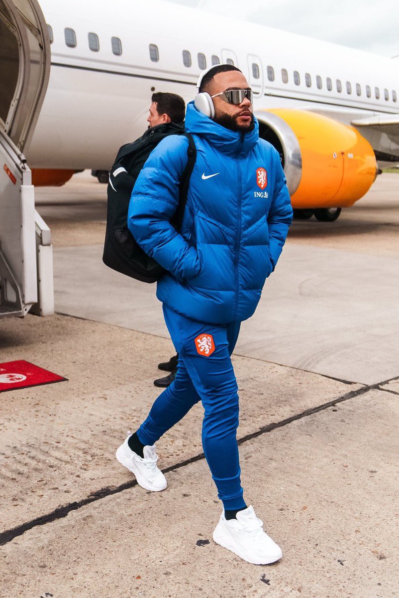 UCLSpecialist's tweet photo. Back for a saucy 2nd spell tonight as well as the journey towards a centurion cap and RvP record.
#KoemanDay #MemphisDay https://t.co/DgldxaKAhv