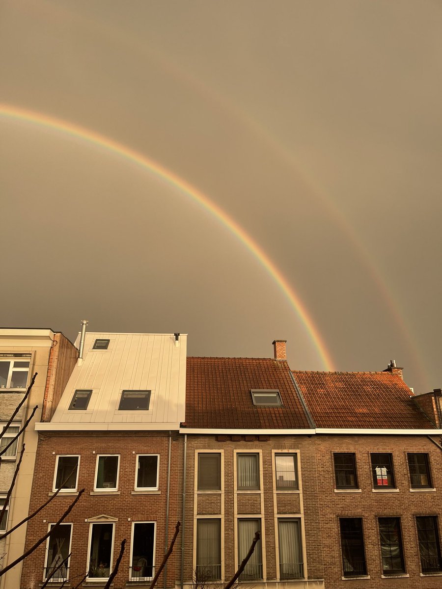 The joy! Happy Friday 💛💗